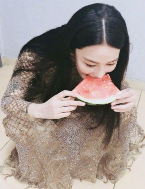 美女正能量吃瓜图片,美食与美景共舞