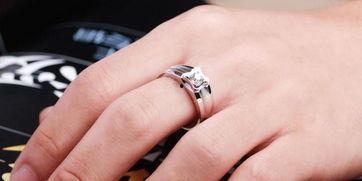 蝴蝶戒指网红男生,网红男生演绎时尚风采