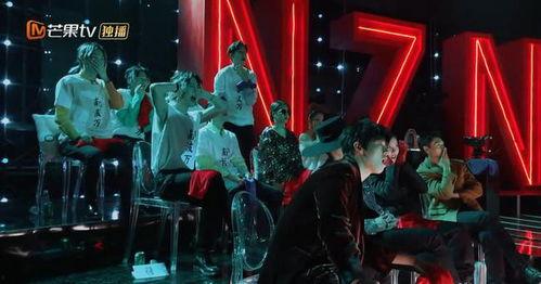 明星观看现场唱歌,歌坛巨星现场献声，视听盛宴震撼来袭！