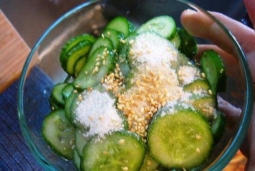 小妹儿吃腌瓜,家常美味，夏日解暑佳品