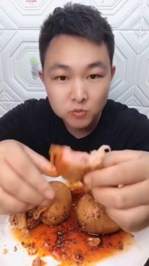 网红小伙吃东西照片,镜头下的味蕾盛宴